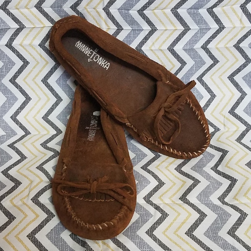 EUC Minnetonka leather dark brown moccasins